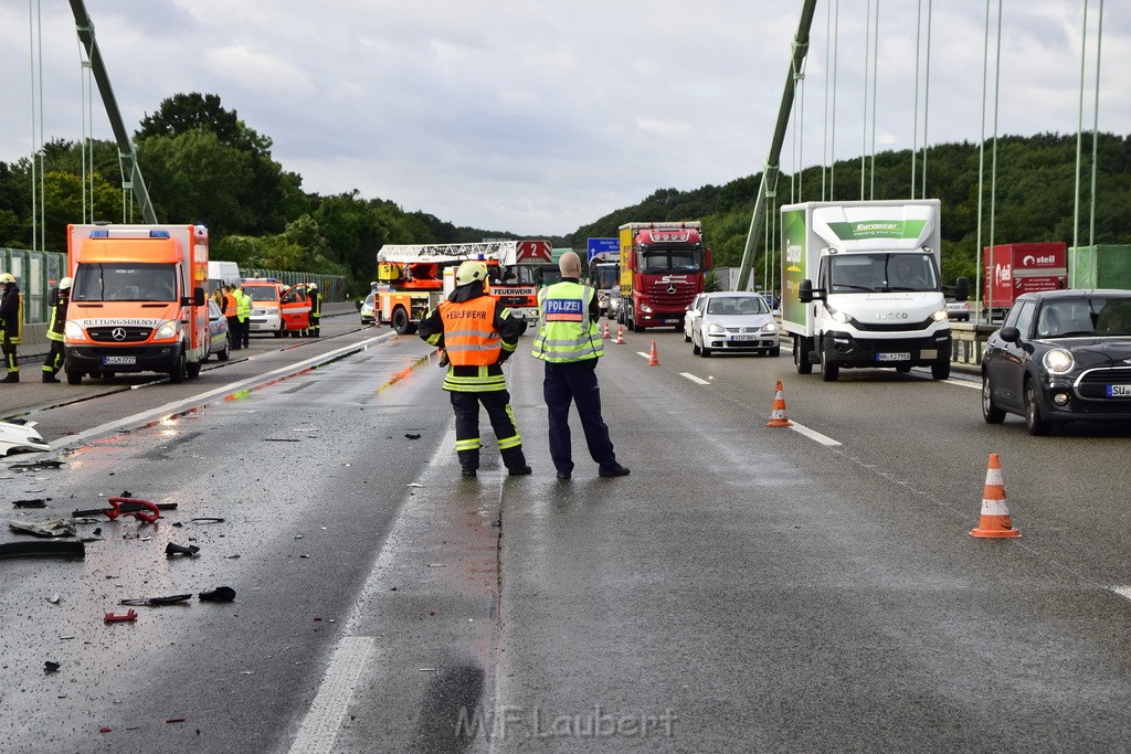 Schwerer LKW VU PKlemm A 4 Rich Olpe auf der Rodenkirchener Bruecke P080.JPG - Miklos Laubert